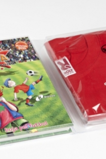Portada del libro Camiseta + Tina Superbruixa, boja pel futbol (Edició especial Mundial 2010)